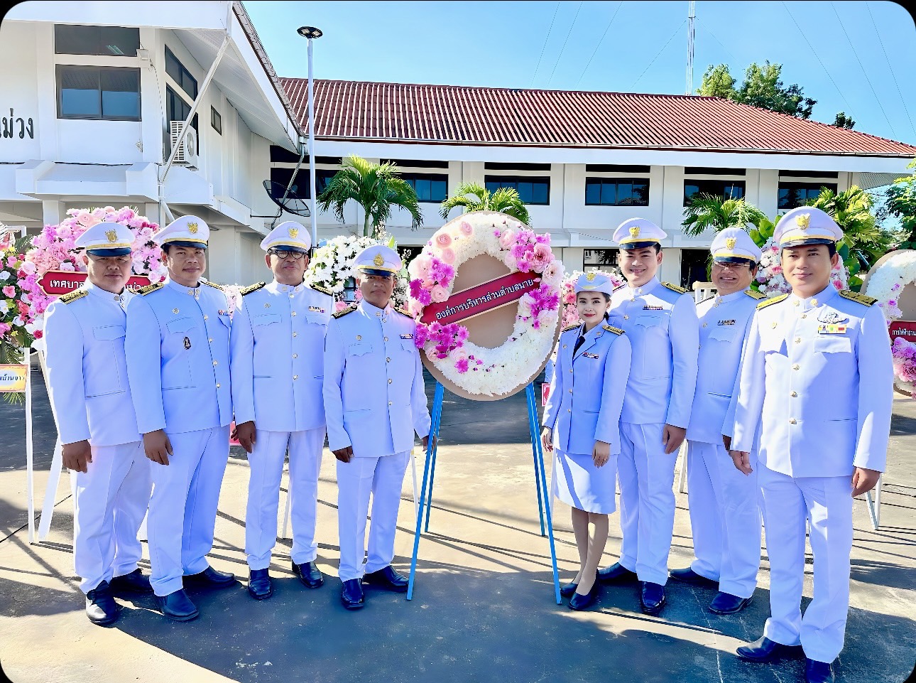 นายสมเด็จ ขาวนาเข นายกองค์การบริหารส่วนตำบมาย มอบหมายให้ นายรัสนี แง่พรหม รองนายกองค์การบริหารส่วนตำบลตัวอย่าง และนายธนกร นำสงค์ เลขานุการนายกองค์การบริหารส่วนตำบลตัวอย่าง เข้าร่วมกิจกรรมน้อมรำลึก เนื่องในวันคล้ายวันสวรรคตพระบาทสมเด็จพระจุลจอมเกล้าเจ