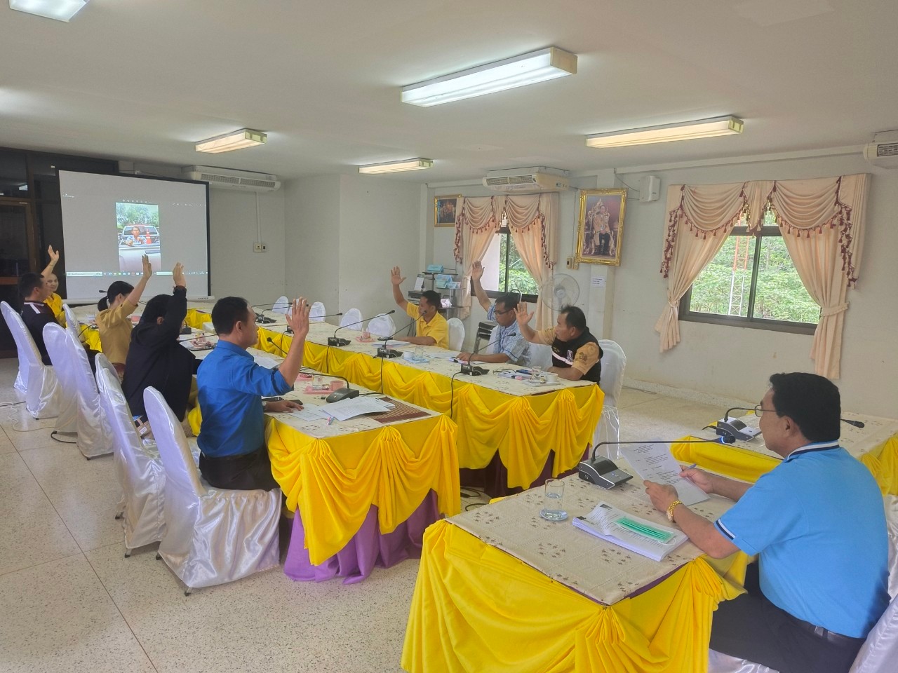 ประชุมคณะกรรมการศูนย์ช่วยเหลือประชาชนตำบลตัวอย่าง